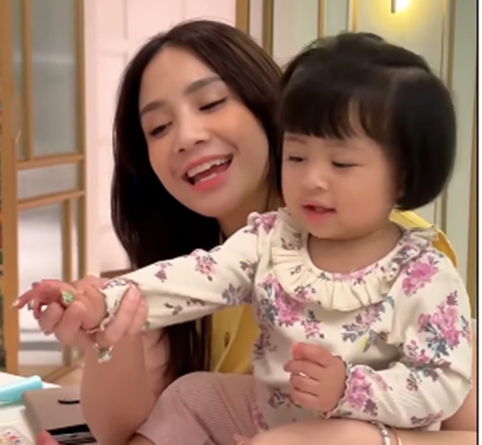 Keseruan Nagita Slavina Main Make Up Bareng Lily [Instagram]